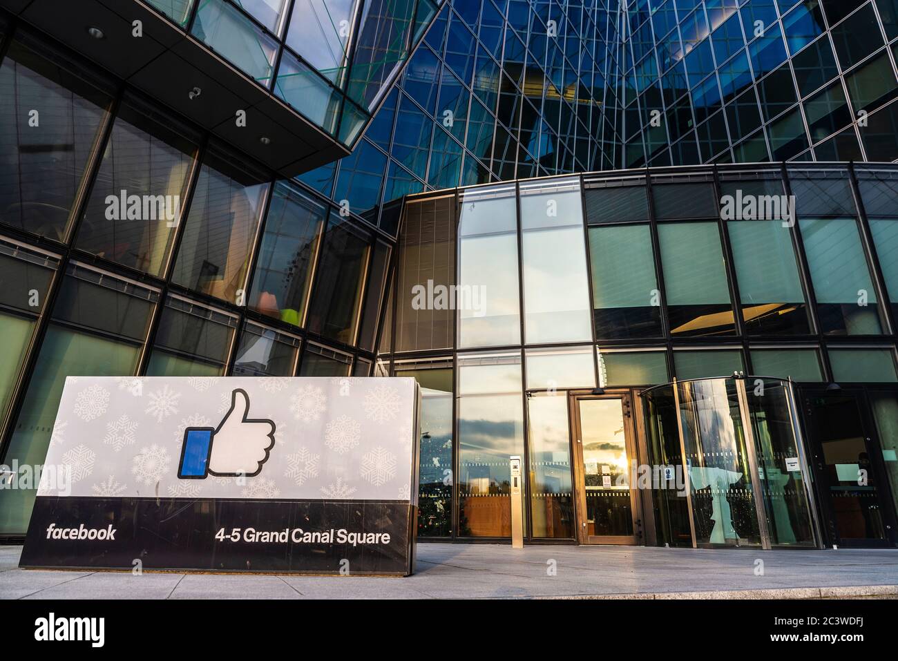 Dublino, Irlanda - 1 gennaio 2020: Logo della sede centrale di Facebook, edificio di uffici a Grand Canal Square, Dublino, Irlanda Foto Stock