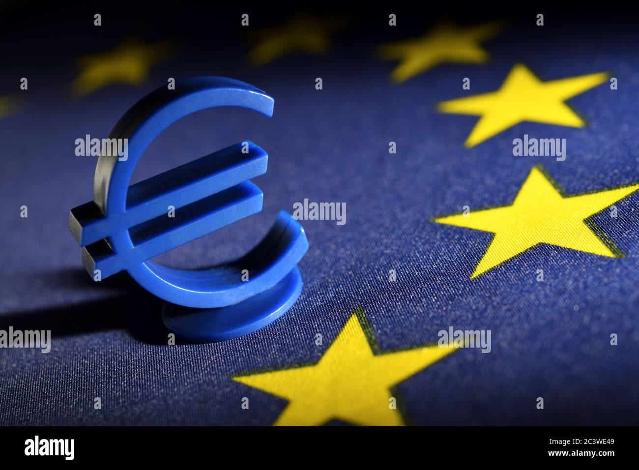 Firma dell'euro sulla bandiera dell'UE, sul Fondo europeo per la ricostruzione e sugli aiuti dell'UE, su Eurozeichen auf EU-Fahne, su EU-Wiederaufbaufonds e EU-Hilfen Foto Stock