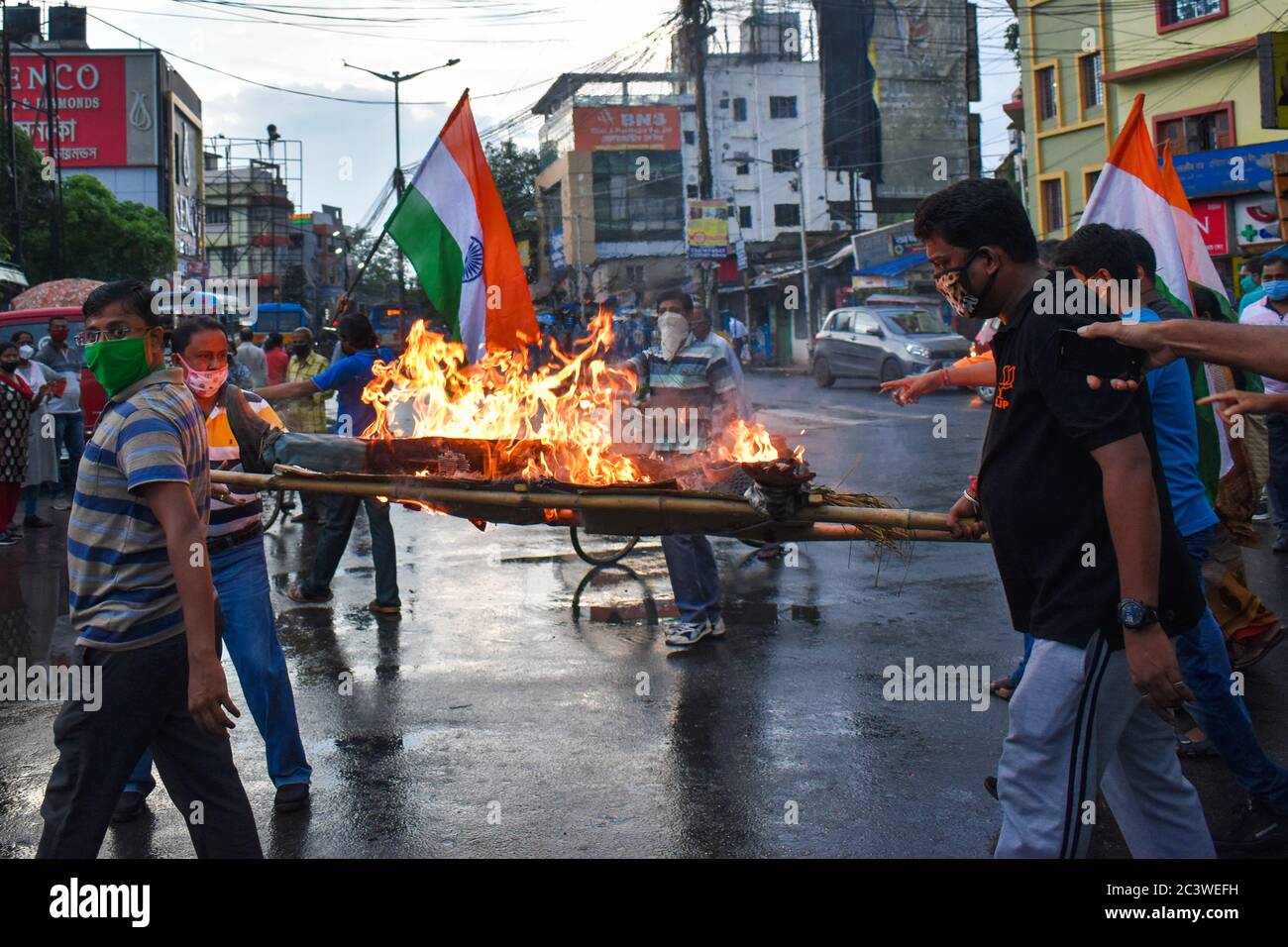 Kolkata, India. 21 Giugno 2020. I membri di Bharatiya Janata Yuva Morcha e Mahila Morcha (ala femminile del partito indiano di Bharatiya Janata) bruciano la bandiera cinese, un effigie di Xi Jinping a Kolkata, India il 21 giugno 2020. La protesta è stata tenuta per chiedere il boicottaggio delle merci cinesi dopo che 20 soldati indiani sono stati uccisi dalle truppe cinesi nella valle di Galwan all'inizio di questa settimana. (Foto di Sudipta Das/Pacific Press/Sipa USA) Credit: Sipa USA/Alamy Live News Foto Stock