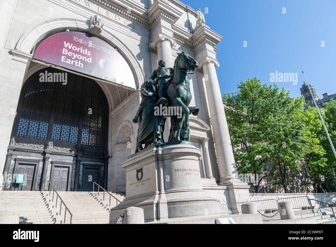 New York, Stati Uniti. 22 Giugno 2020. Vista generale della statua del presidente Theodore Roosevelt all'American Museum of Natural History che verrà rimossa a New York il 22 giugno 2020. L'ufficiale della polizia ha visto sulla guardia accanto a presto per essere rimosso la statua. Mentre le proteste sono scoppiate in tutta la città, gli ufficiali della NYPD hanno protetto lo statuto dal vandalismo. Lo statuto è stato dedicato nel 1940 per onorare l'ex presidente, un conservatore che ha creato parchi nazionali negli Stati Uniti e il cui padre ha fondato il Museo di Storia Naturale. (Foto di Lev Radin/Sipa USA) Credit: Sipa USA/Alamy Live News Foto Stock