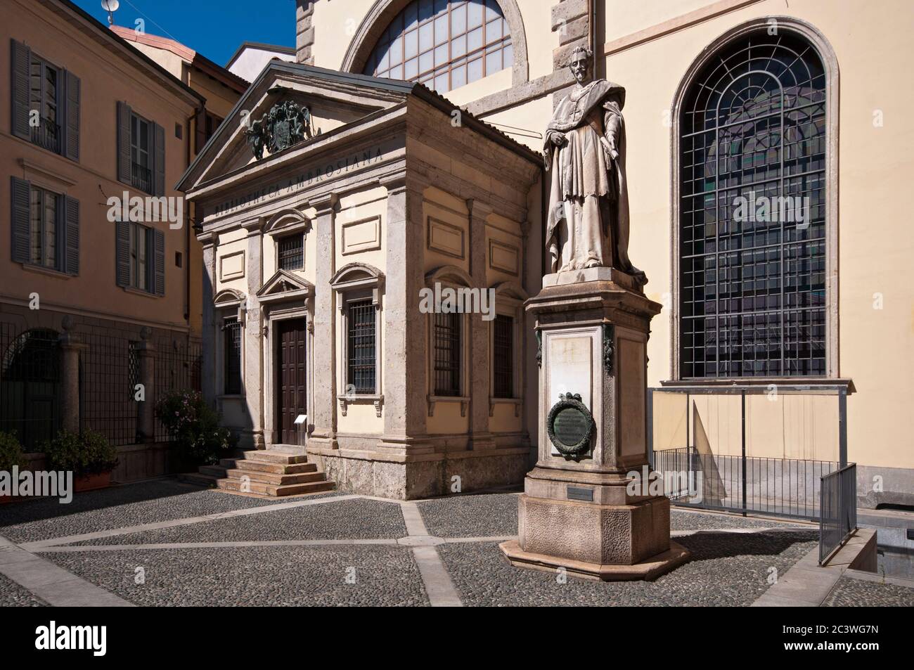 Italia, Lombardia, Milano, Piazza San Sepolcro, Biblioteca Ambrosiana, Statua del Cardinale Federico Borromeo di Costanzo Corti Sculptor Foto Stock