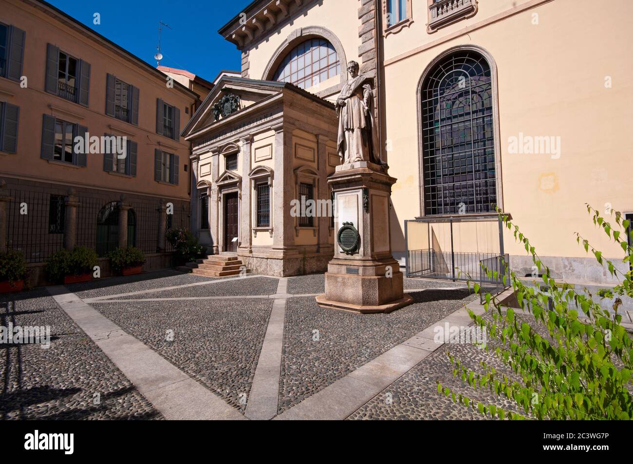 Italia, Lombardia, Milano, Piazza San Sepolcro, Biblioteca Ambrosiana, Statua del Cardinale Federico Borromeo di Costanzo Corti Sculptor Foto Stock