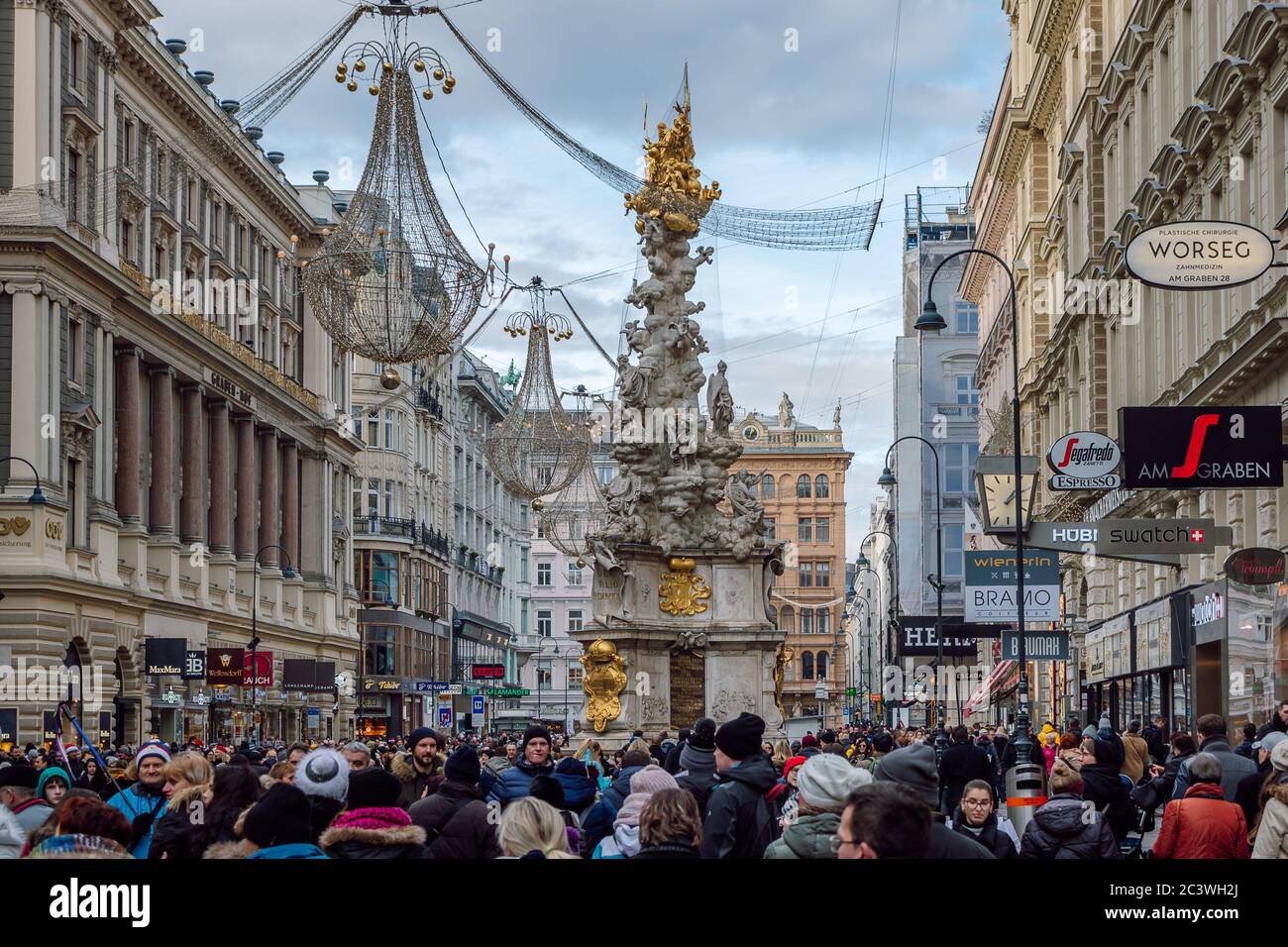La famosa strada pedonale Graben con la colonna della peste. Durante le vacanze di Natale, la strada è piena di persone, Vienna, Austria. Foto Stock