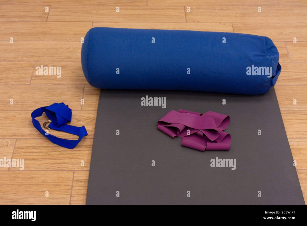 Materassino per Pilates, esercizi o yoga con cuscino, elastico e cintura,  sul pavimento di una casa o palestra Foto stock - Alamy