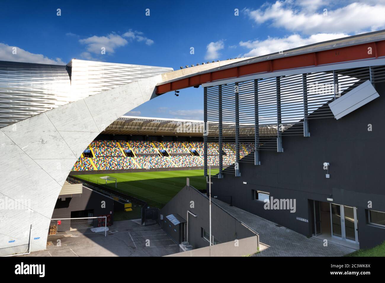 Stadio vuoto campo da calcio o da calcio, terrazze e stand all'Arena Dacia - Stadio Friuli, il principale stadio della regione Friuli Venezia Giulia. Foto Stock