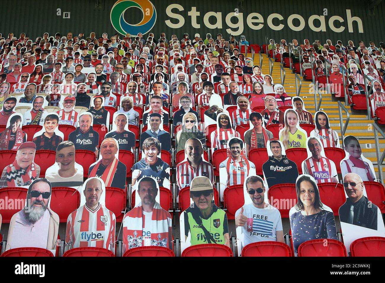 Exeter, Regno Unito. 22 Giugno 2020. Anche se non è stato permesso a fan, Exeter è stato sostenuto da più di 1200 carboard tagliare fuori sostenitori durante la partita semi-finale EFL Sky Bet League 2 Play-off tra Exeter City e Colchester United a St James' Park, Exeter, Inghilterra, il 22 giugno 2020. Foto di Dave Peters. Solo per uso editoriale, licenza richiesta per uso commerciale. Nessun utilizzo nelle scommesse, nei giochi o nelle pubblicazioni di un singolo club/campionato/giocatore. Credit: UK Sports Pics Ltd/Alamy Live News Foto Stock