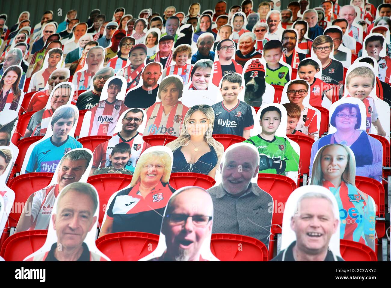 Immagini in cartoncino dei fan negli stand, tra cui una foto di Saffron Barker (centro) durante la partita di gioco di due Play Off della Sky Bet League a St James Park, Exeter. Foto Stock