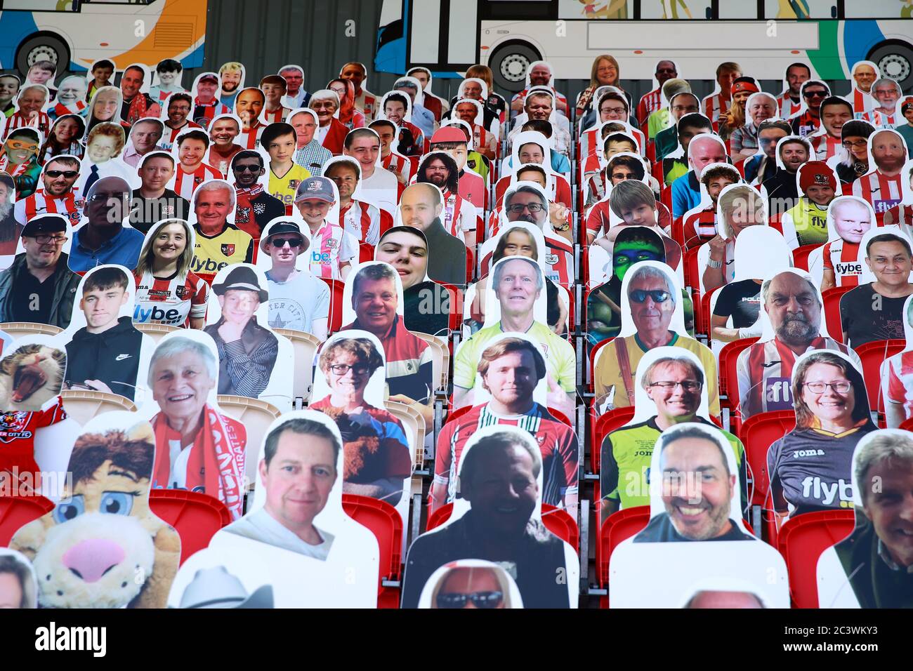 Immagini di cartoncino ritagliato dei tifosi negli stand durante la partita di gioco di due Play Off della Sky Bet League a St James Park, Exeter. Foto Stock