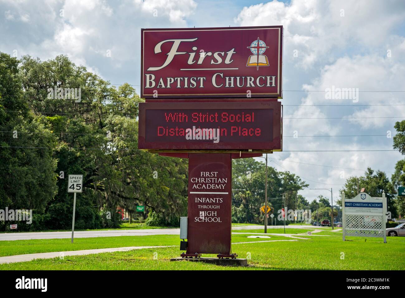 La Chiesa dà il benvenuto alle persone ai servizi durante la pandemia di Covid 19 aderendo alla presidiata distanza sociale alla First Baptist Church High Springs, FL. Foto Stock