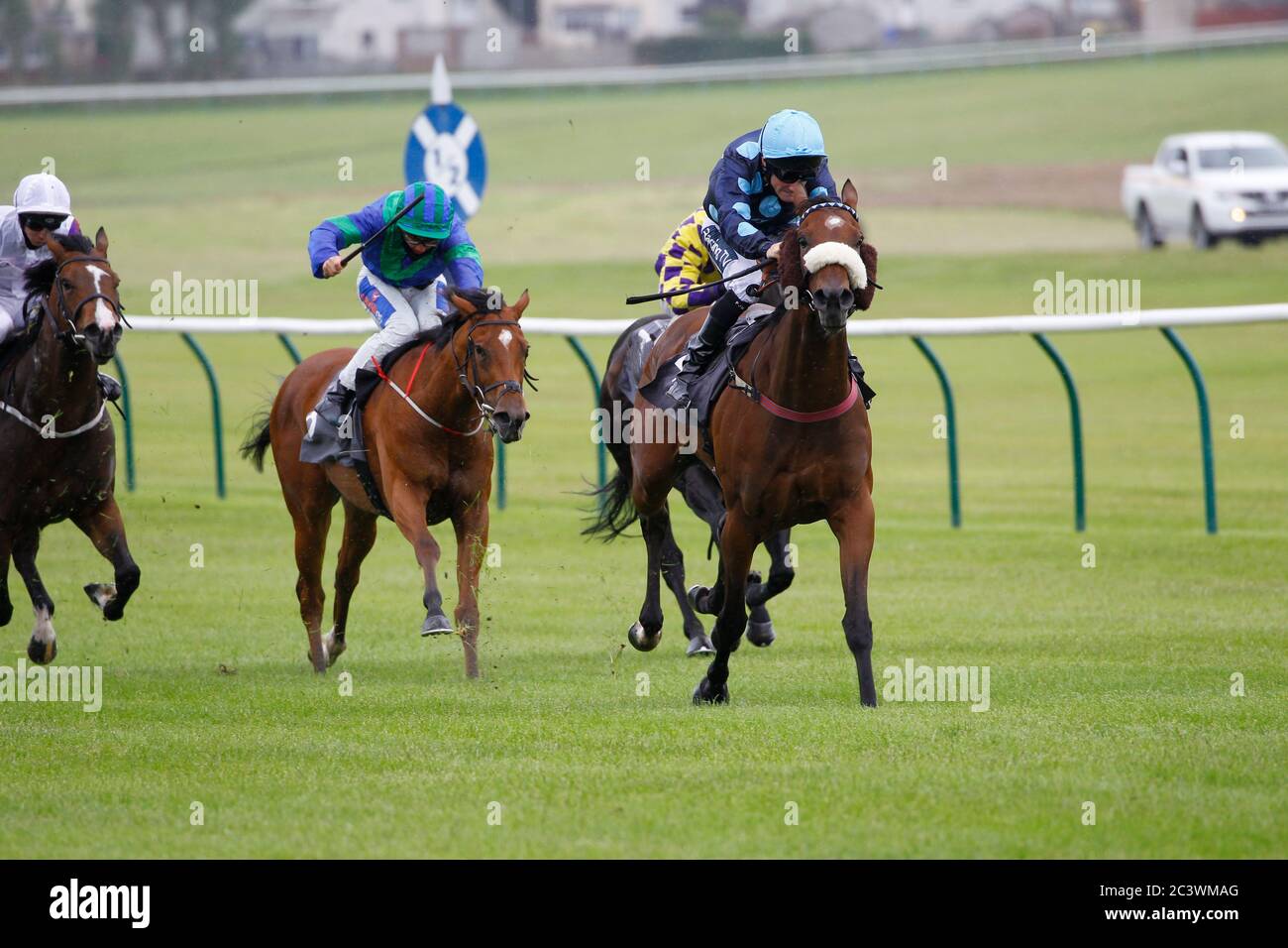 Que Amoro e Paul Mulrennan vincono la Terra EBF dei Burns Fillies Stakes all'Ippodromo di Ayr. Foto Stock