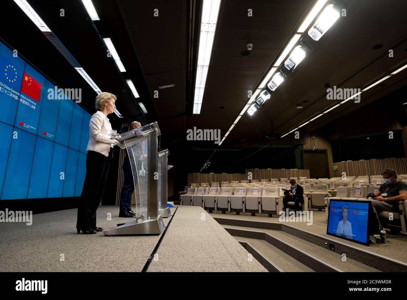 Bruxelles, Belgio. 22 Giugno 2020. Il presidente del Consiglio dell'Unione europea Charles Michel e il presidente della Commissione europea Ursula von der Leyen partecipano a una conferenza stampa alla conclusione di un vertice UE-Cina. Credit: ALEXANDROS MICHAILIDIS/Alamy Live News Foto Stock