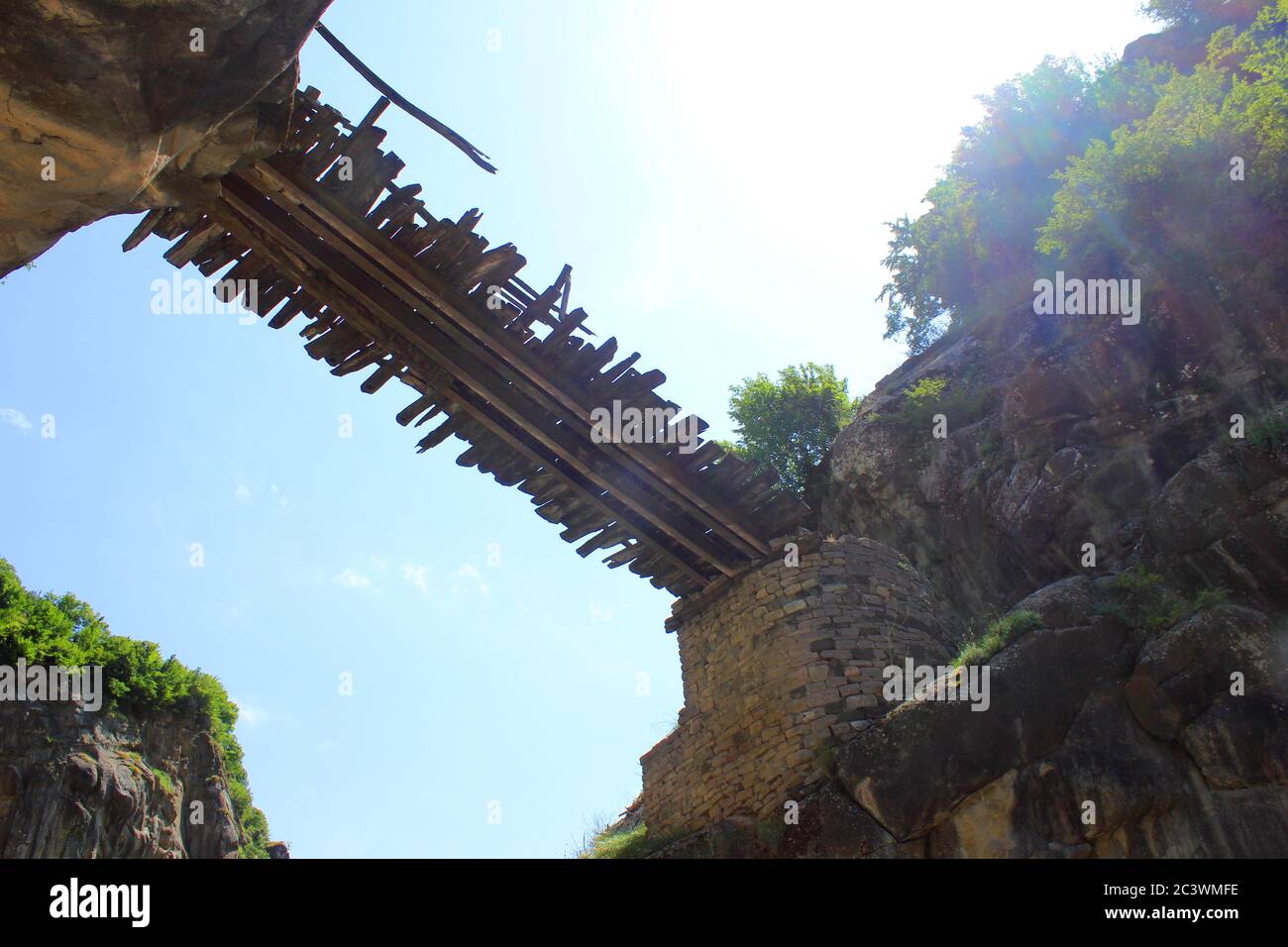 Azerbaigian. Vecchio ponte di legno in montagna. Foto Stock