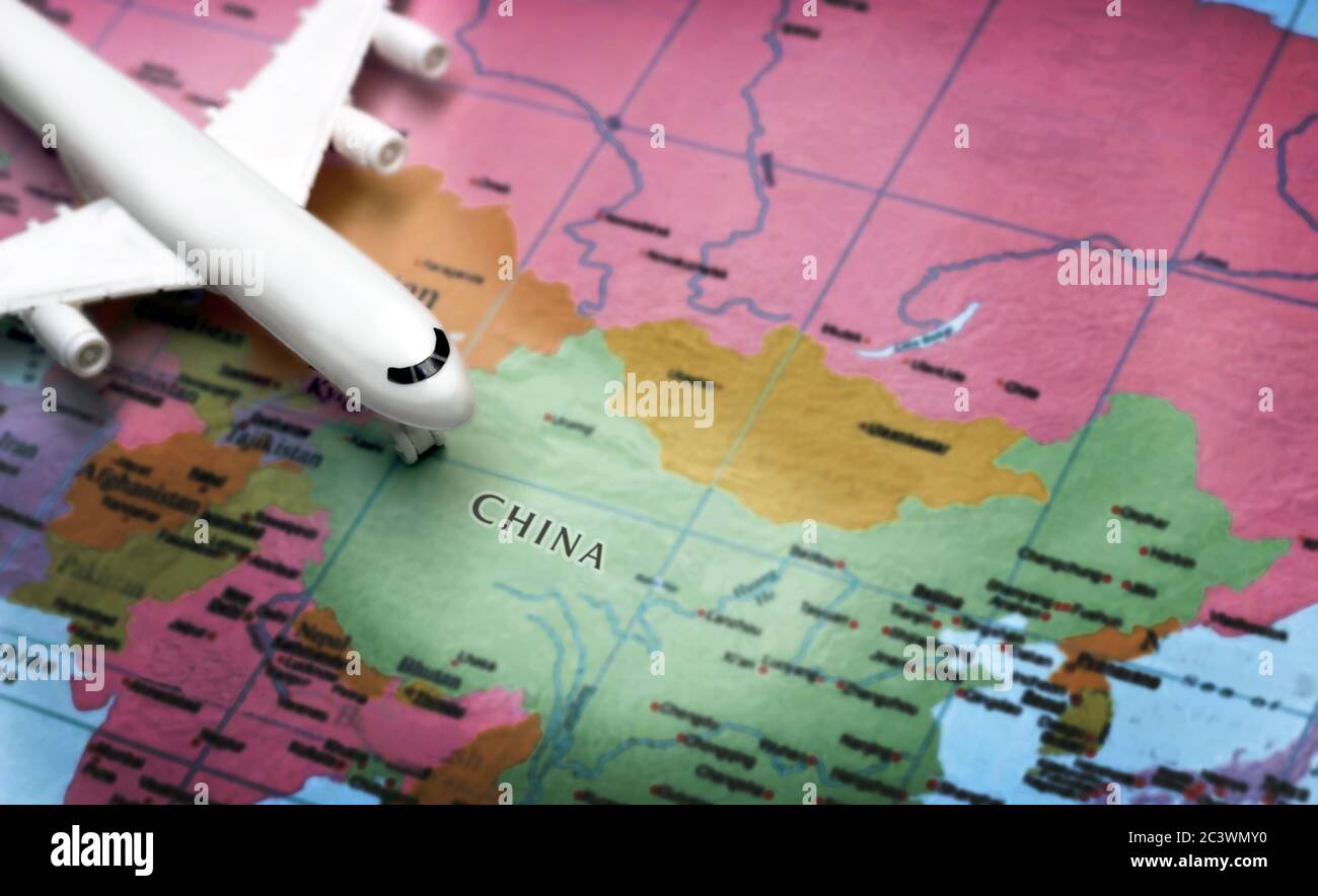 Piano di volo per il paese della Cina con giocattolo aereo e mappe dopo la ricreazione pandemica del coronavirus Foto Stock