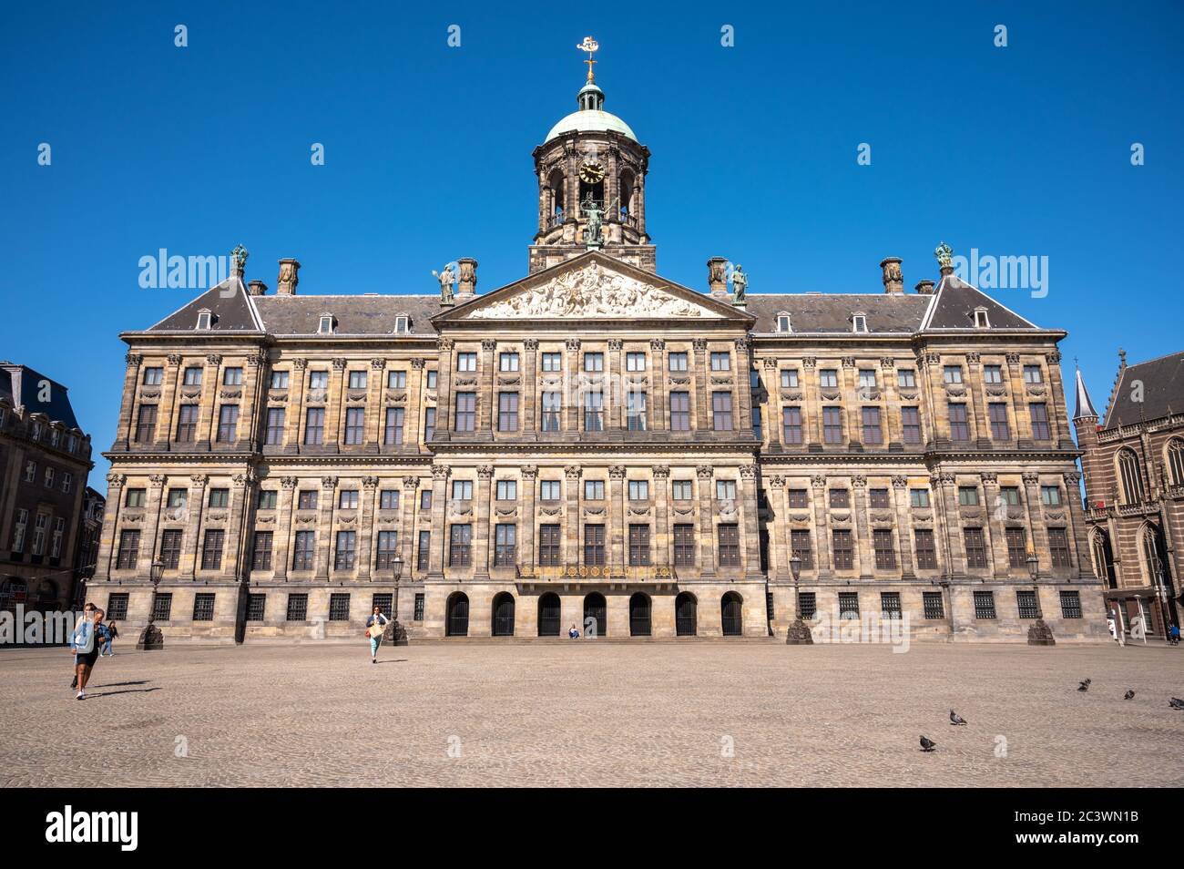 Palazzo reale di Amsterdam / Koninklijk Paleis Nieuwezijds in piazza Dam nel centro di Amsterdam, Paesi Bassi. Vuoto durante il blocco della covid-19 Foto Stock