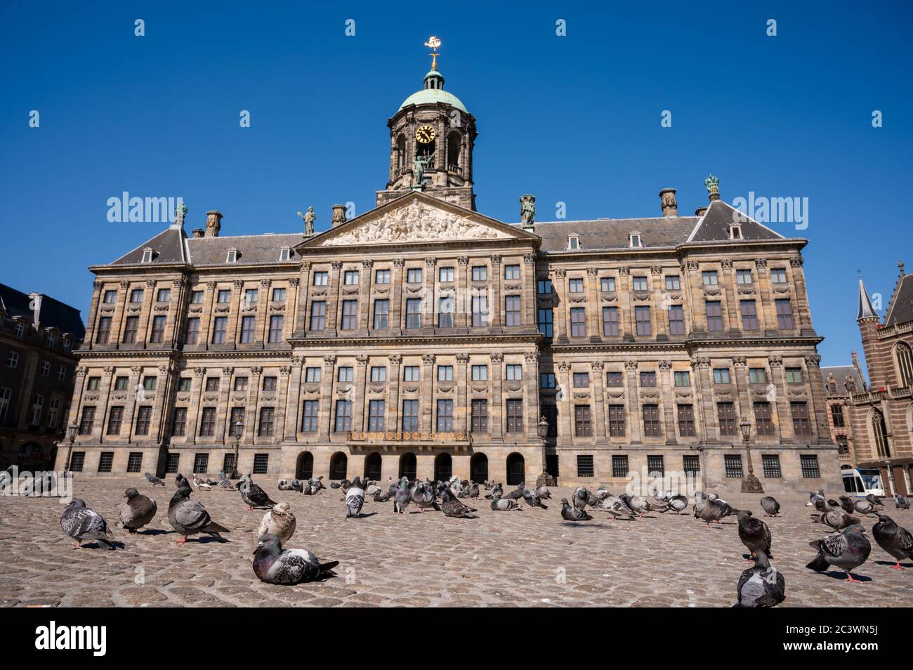 Palazzo reale di Amsterdam / Koninklijk Paleis Nieuwezijds in piazza Dam nel centro di Amsterdam, Paesi Bassi. Vuoto durante il blocco della covid-19 Foto Stock