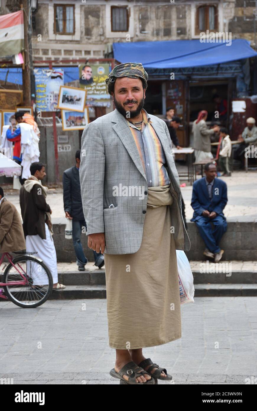 Sanaa, Yemen - 6 marzo 2010: Scena di strada nella capitale dello Yemen. Uomo yemenita mostrato in strada a Sanaa. Tra gli altri paesi arabi, nel 2012 Yemen b Foto Stock