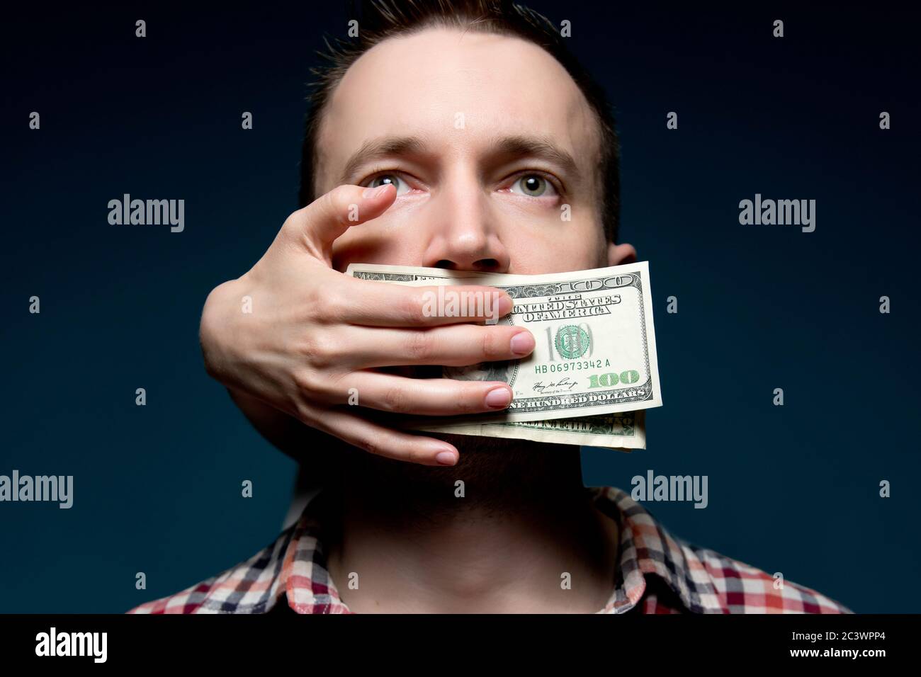 Il silenzio di un operaio è stato acquistato per soldi. Un uomo guarda nel vuoto Foto Stock