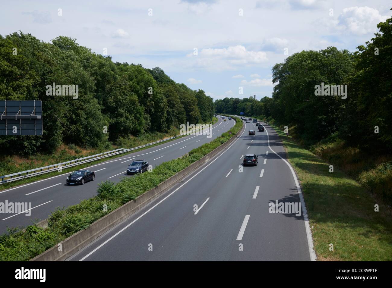Wenig Verkehr auf der A40 Hoehe Muelheim-Styrum. Foto Stock