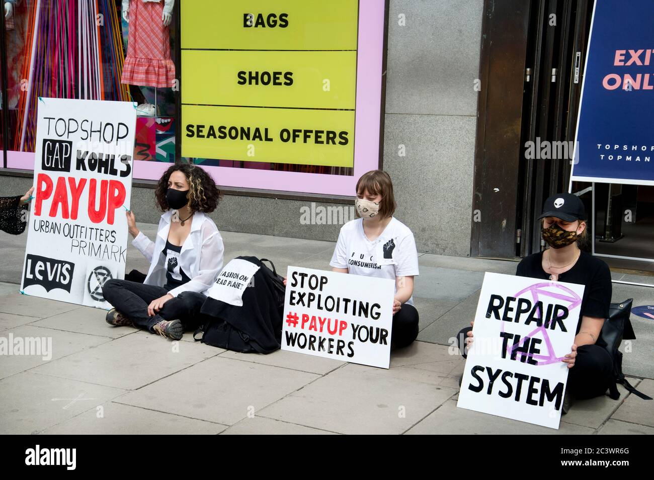 Londra durante la pandemia, giugno 2020. Oxford Street. Riapertura di negozi. Manifestanti da Extinction Rebelion protesta fuori Top Shop contro FAST fa Foto Stock