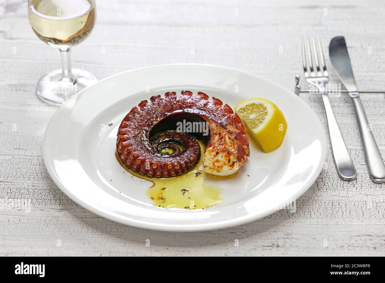 Polpo alla griglia con limone e olio d'oliva, cucina mediterranea (Grecia, Italia, Spagna) Foto Stock