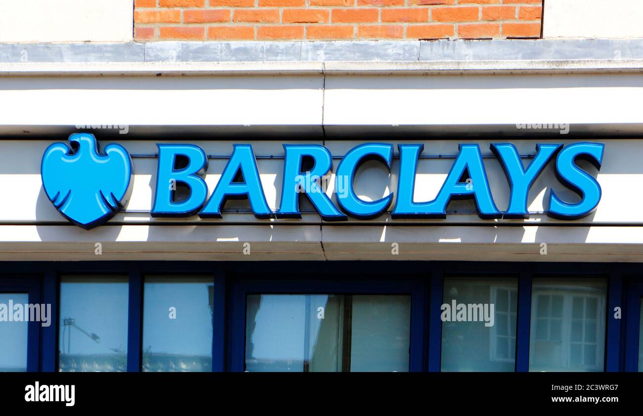 Un cartello commerciale fuori dalla Barclays Bank nel villaggio di Norfolk Broads di Hoveton, Norfolk, Inghilterra, Regno Unito, Europa. Foto Stock