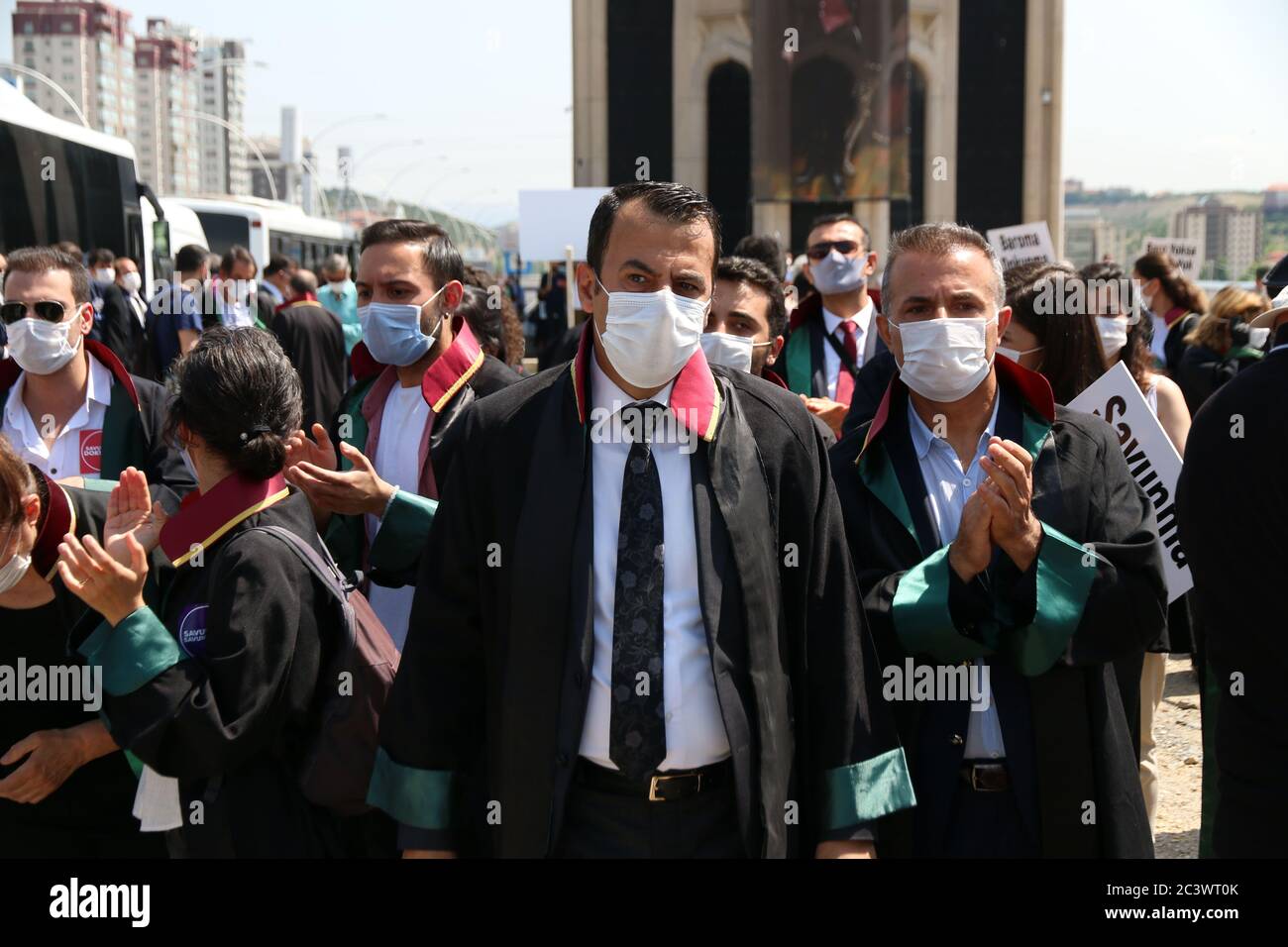 Ankara, Turchia. 22 Giugno 2020. Un avvocato protesta contro un progetto di legge che disciplina l'organizzazione di associazioni di bar, ad Ankara, Turchia, il 22 giugno 2020. Gli avvocati sostengono che il progetto di legge è finalizzato a tacitare le critiche del governo. (Foto di Tunahan Turhan/INA Photo Agency/Sipa USA) Credit: Sipa USA/Alamy Live News Foto Stock