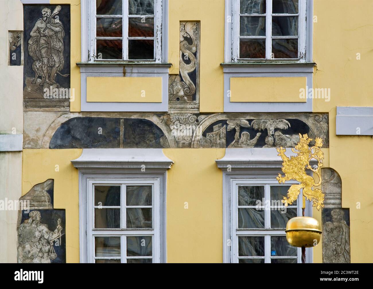 Leone bohémien alla fontana e graffiti a casa a Male Namesti nella Città Vecchia, Praga, Repubblica Ceca Foto Stock
