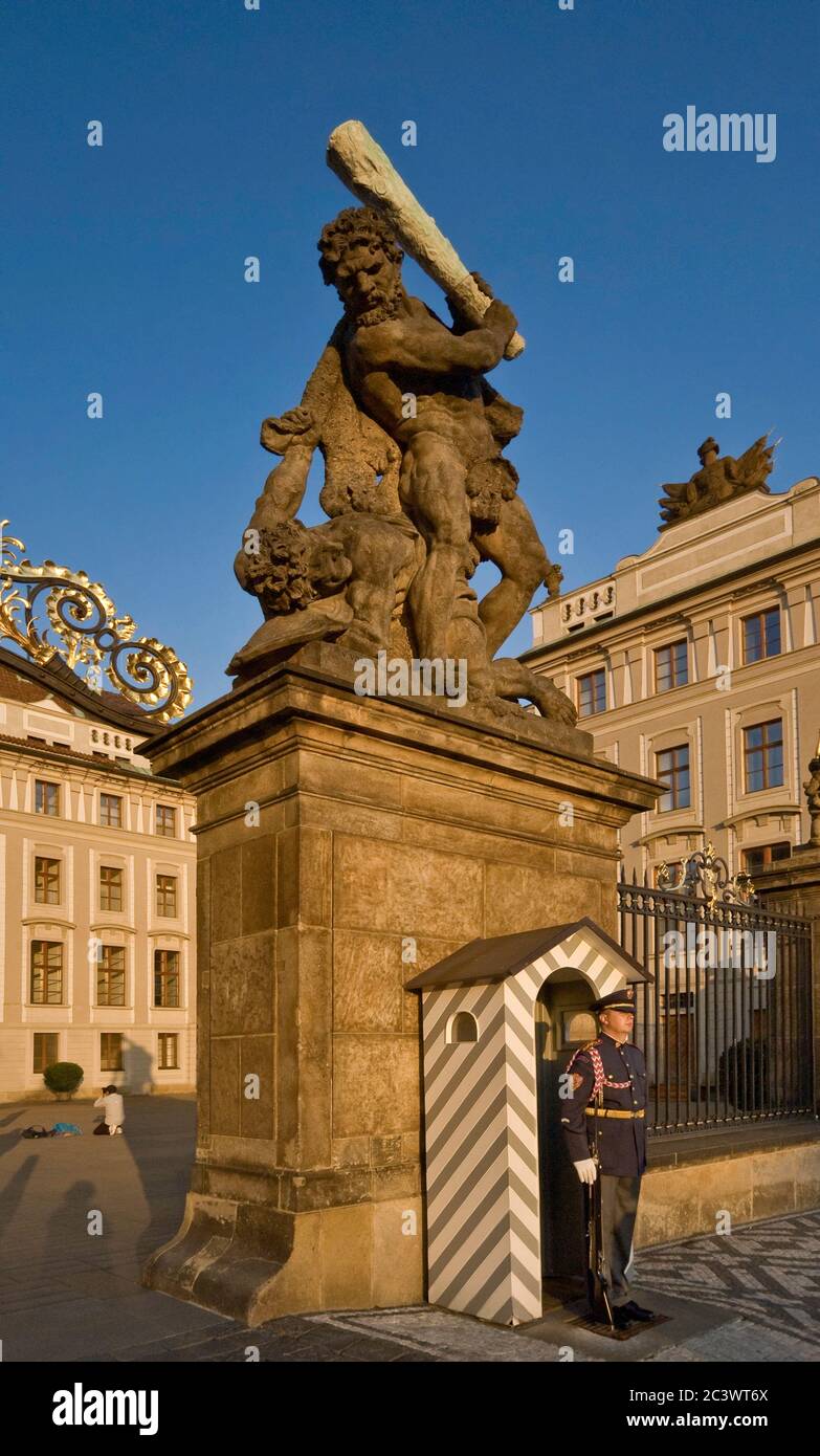 Battaglia della statua dei Titani alla porta del castello di Hradcany al  tramonto a Praga, Repubblica Ceca Foto stock - Alamy