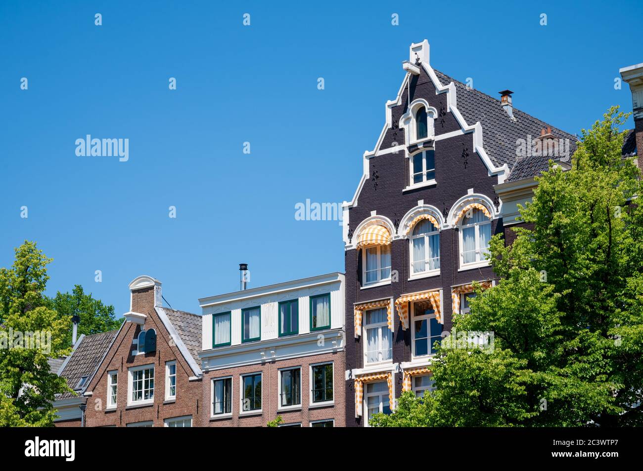 Facciata di case sulle rive del canale ad Amsterdam, Paesi Bassi Foto Stock