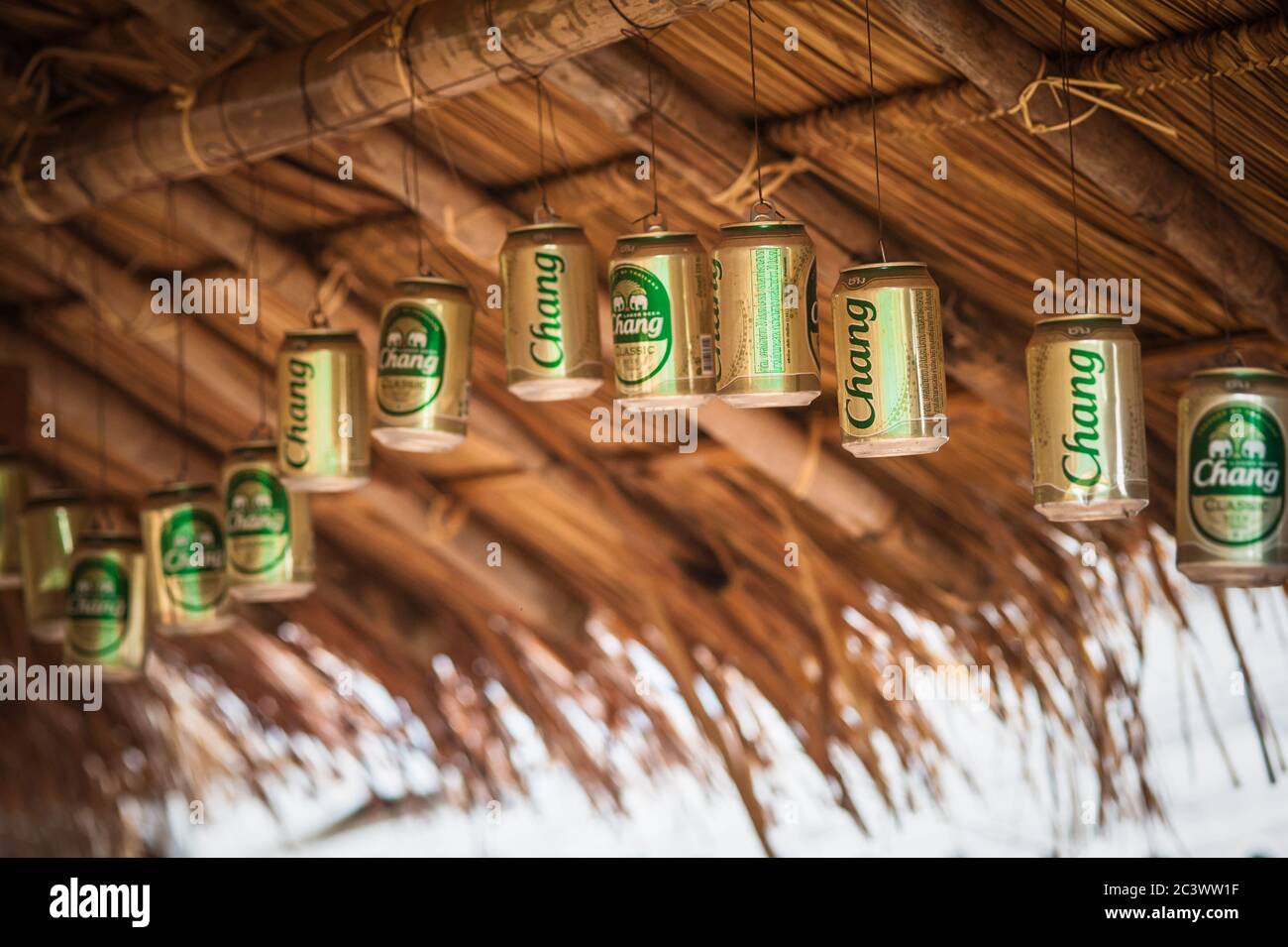 BANGKOK, TAILANDIA - 09. MAGGIO 2018. Tiratura editoriale di vuote Thailandia Chang birra classica lattine appese come una decorazione Foto Stock