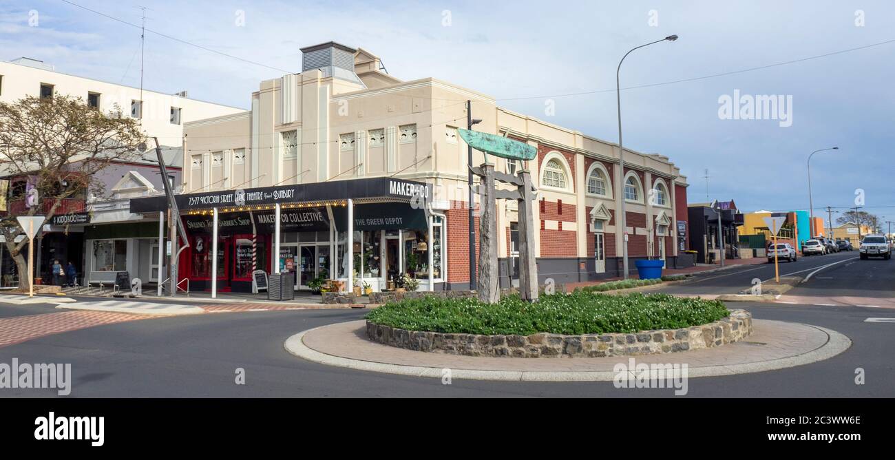 Art Deco Heritage ex Lyric Theatre riproposto per l'uso al dettaglio di uffici misti, e rotonda traffico in Victoria Street Bunbury Western Australia Foto Stock