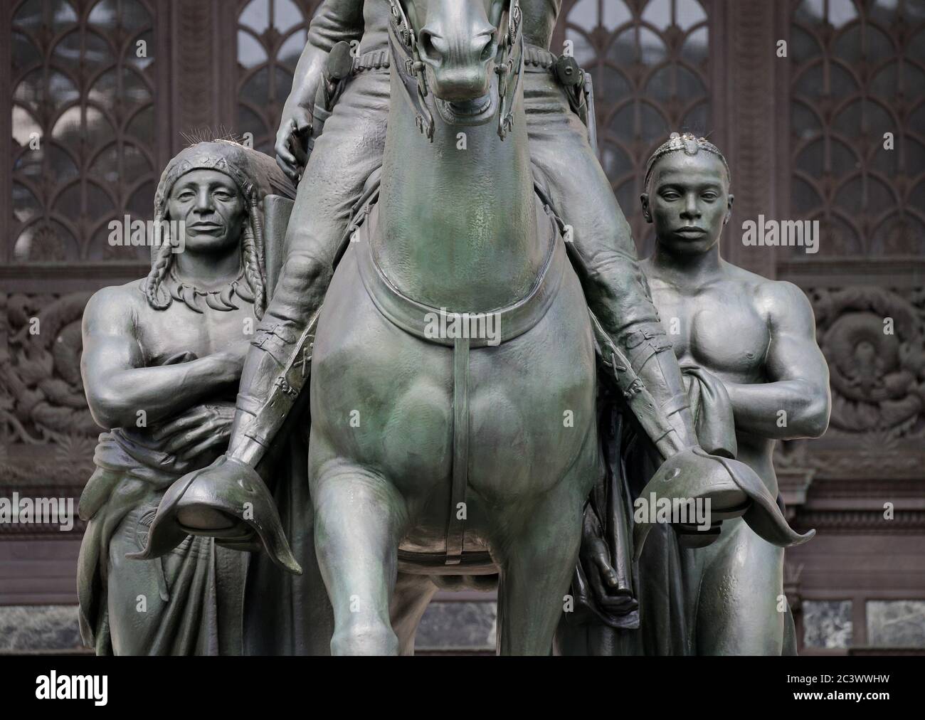 Le barricate della polizia circondano la zona attorno a una statua di bronzo dell'ex presidente Theodore Roosevelt al Museo Americano di Storia Naturale a New York City lunedì 22 giugno 2020. La statua del 26° presidente, affiancata da figure dei nativi americani e africani a piedi, è stata svelata al pubblico di fronte all'ingresso del Central Park West del museo nel 1940. Le statue negli Stati Uniti e in tutto il mondo sono state abbattute, rimosse e vandalizzate mentre un dibattito si snodava sui monumenti che rappresentano una possibile oppressione razziale. Foto di John Angelillo/UPI Foto Stock