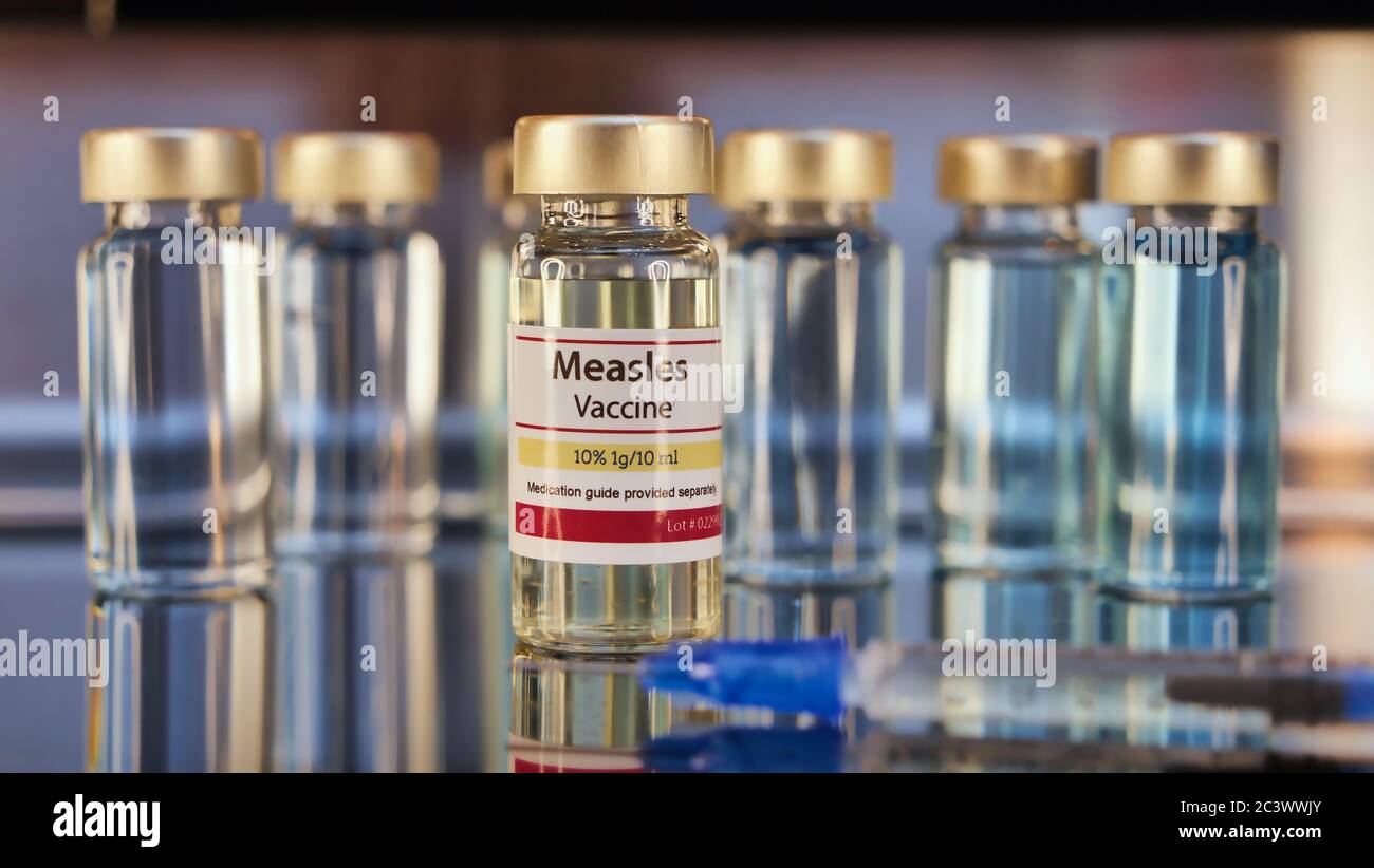 Flaconcino di vaccino del morbillo e siringa di fondo in acciaio inossidabile Foto Stock