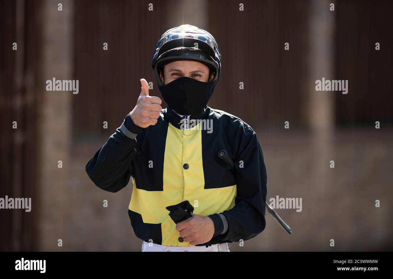 Jockey Raul da Silva prima che il British Stallion tacchette EBF Novice Stakes all'Ippodromo di Windsor. Foto Stock