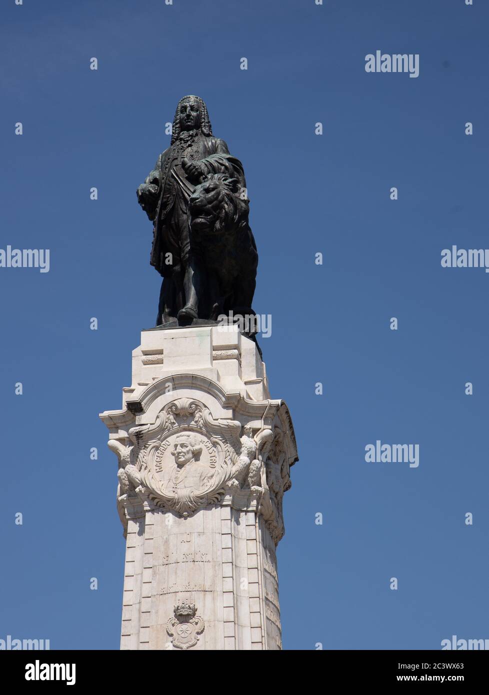 Statua del marchese di Pombal in Piazza Pombal. Governatore di Lisbona dal 1750 al 1777..contro cielo blu chiaro Foto Stock