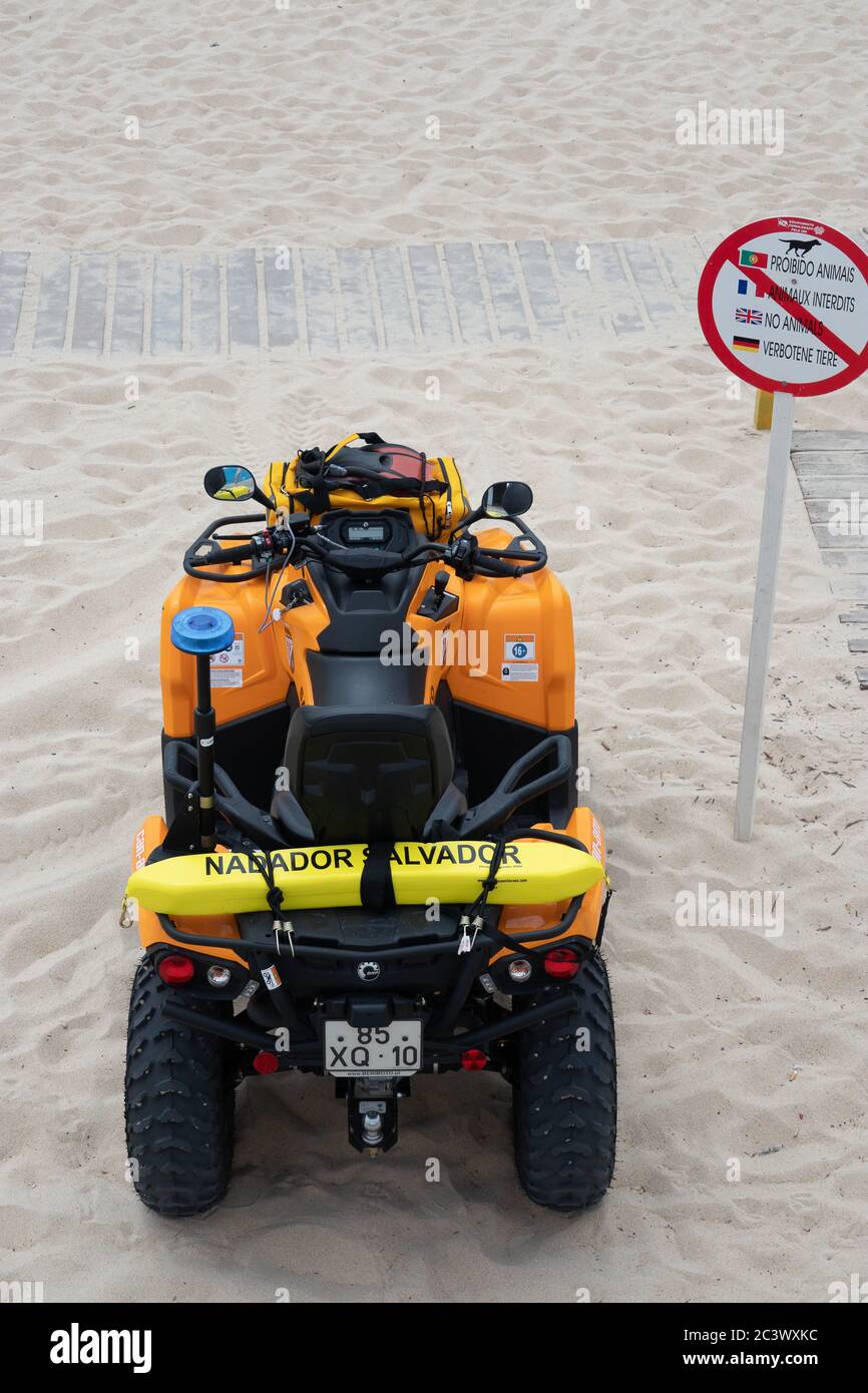 Sicurezza della spiaggia ATV attrezzata con attrezzatura per il surf e il salvataggio del mare sulla spiaggia di Nazare Portogallo Foto Stock