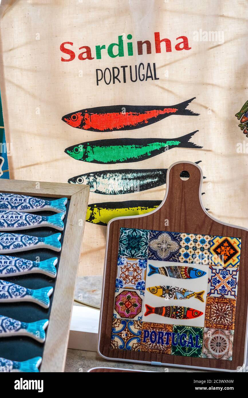 Souvenir tradizionali portoghesi e regali. Arte su tagliere di cibo, arte sardina sul grembiule e altri souvenir Foto Stock