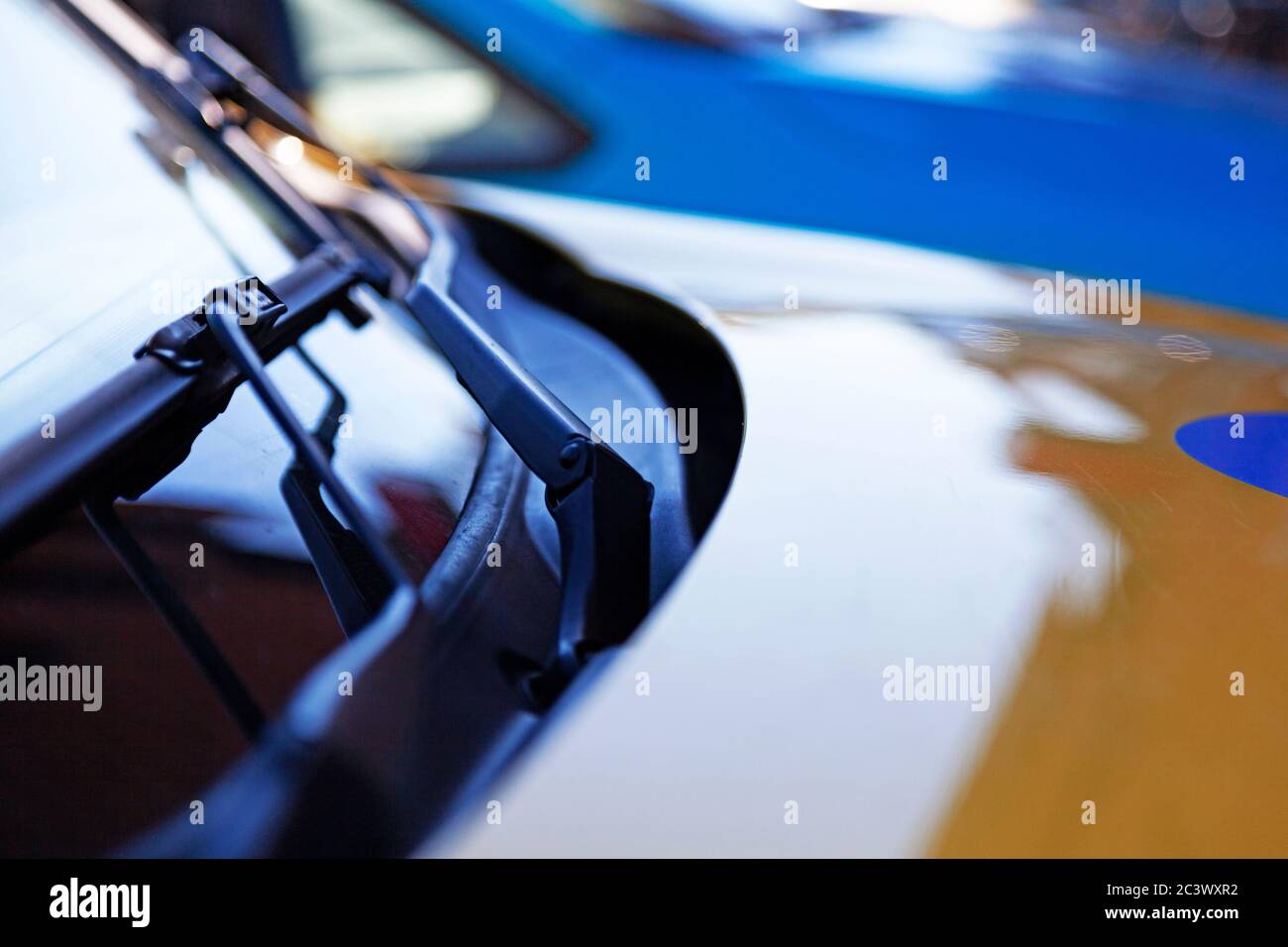 tergicristallo sul finestrino anteriore di un'auto Foto Stock