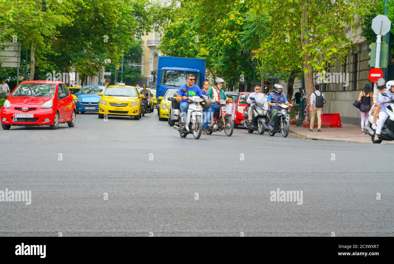 Atene GRECIA - Luglio 15 2019; i veicoli in attesa presso l'intersezione a sfocati in movimento come essi mve off quando sicuro. Foto Stock