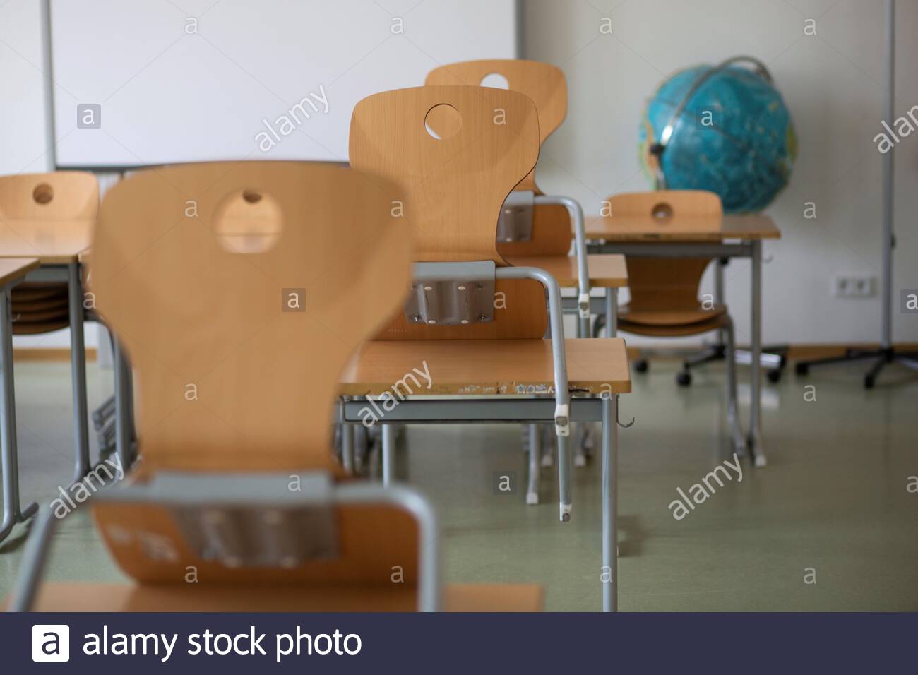 Banchi e sedie in una classe vuota in Germania, mentre la crisi della corona continua a colpire duramente l'istruzione. Foto Stock
