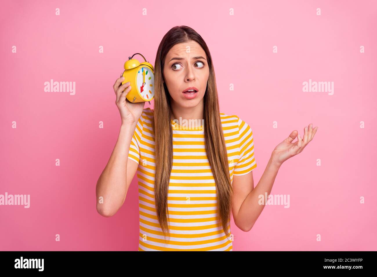 Primo piano ritratto di lei bella bella bella bella ragazza preoccupata sconvolto che tiene in mani rotto orologio overtime scadenza isolato su rosa Foto Stock