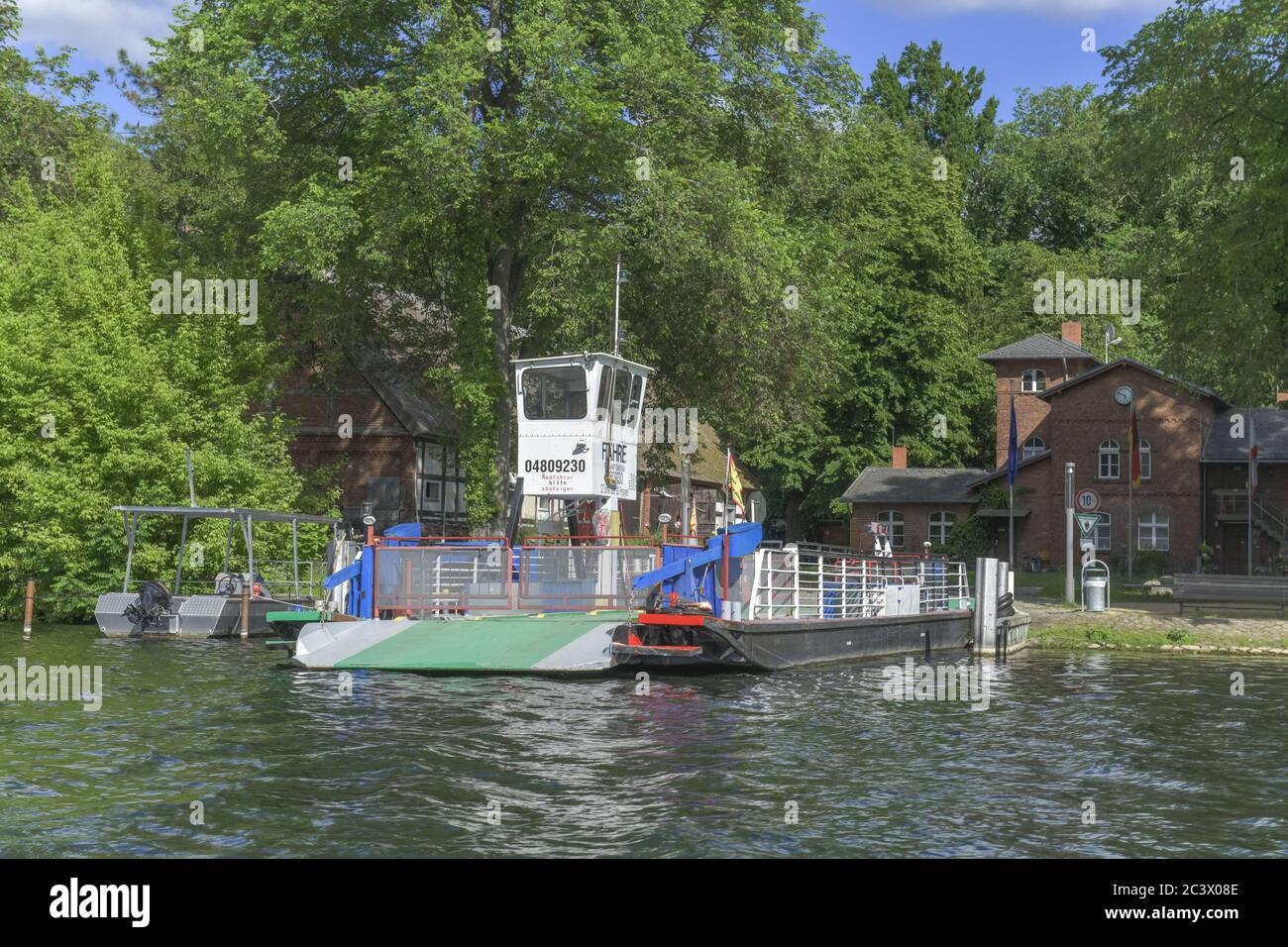 Imbarco in traghetto, isola di Scharfenberg, Tegeler See, Tegel, Reinickendorf, Berlino, Germania, Fähre, Internat, Insel Scharfenberg, Deutschland Foto Stock