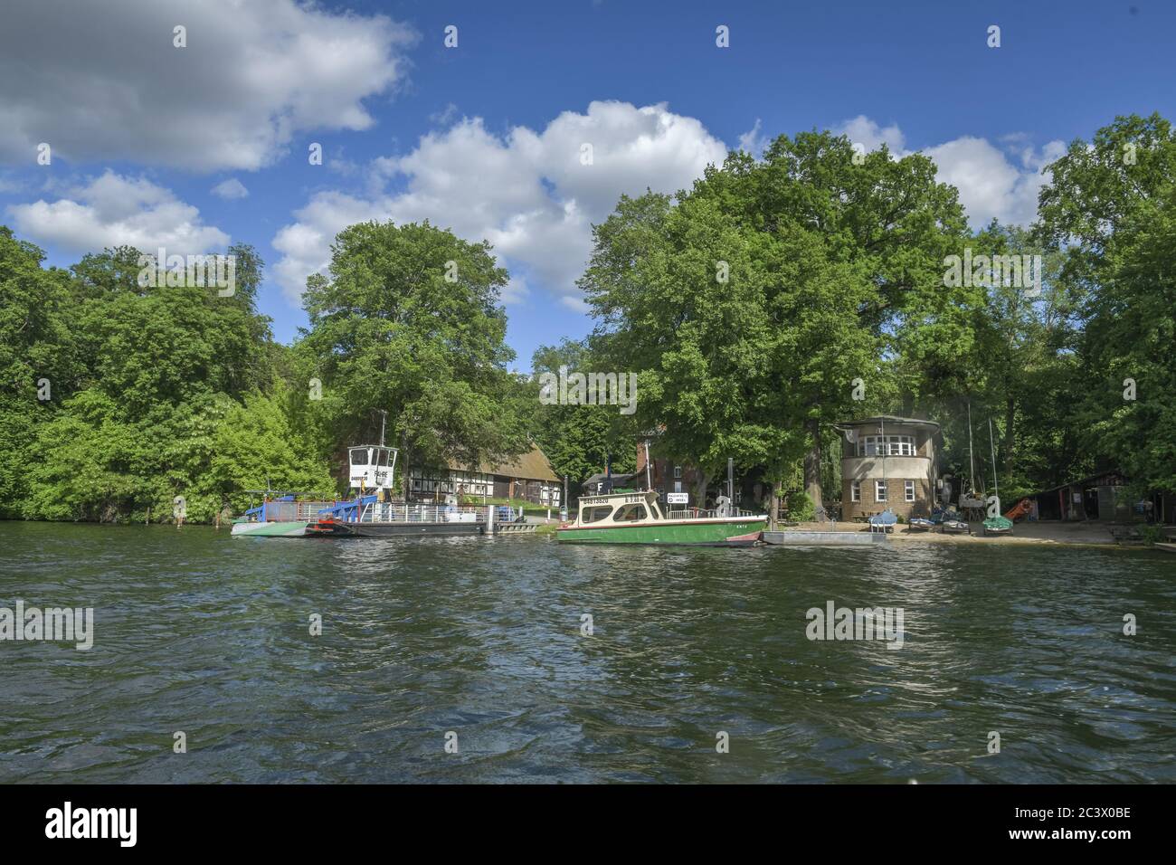 Imbarco in traghetto, isola di Scharfenberg, Tegeler See, Tegel, Reinickendorf, Berlino, Germania, Fähre, Internat, Insel Scharfenberg, Deutschland Foto Stock