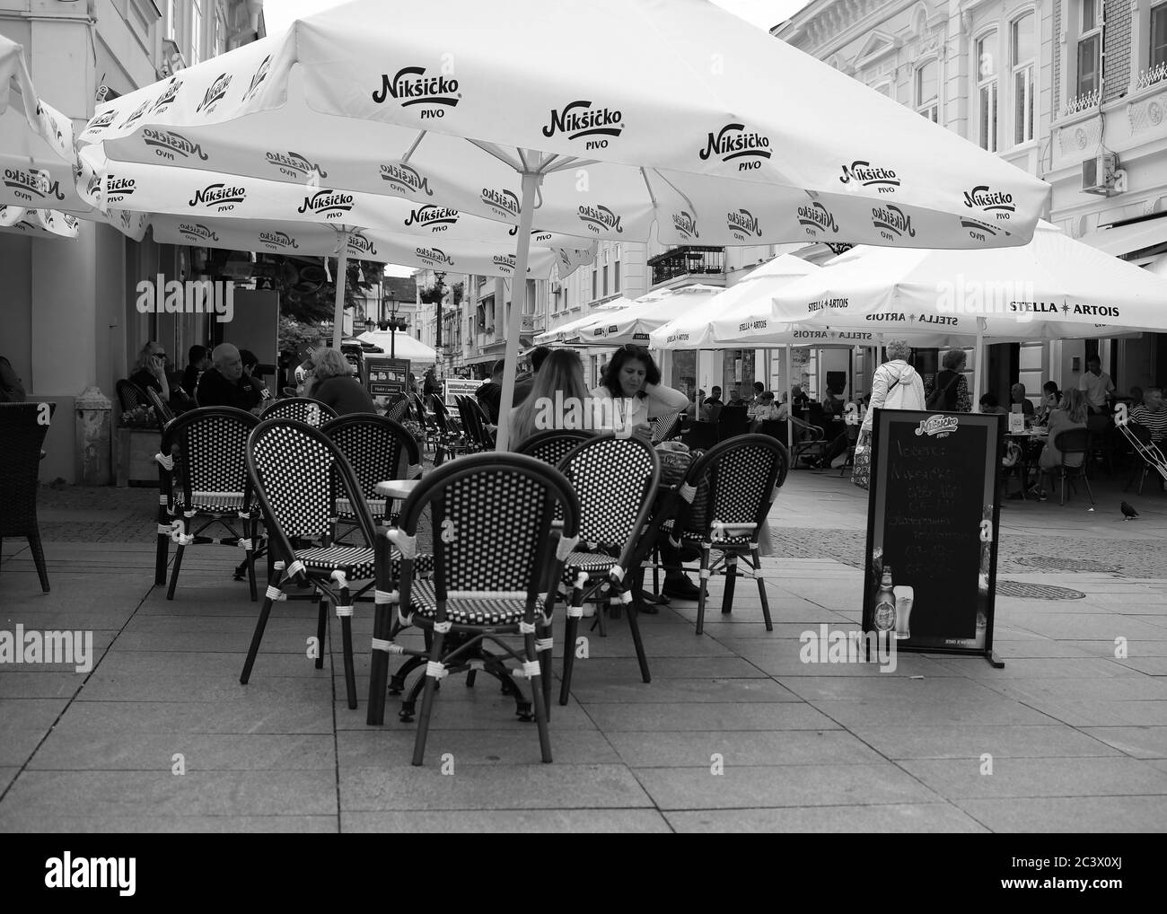 Belgrado, Serbia, 18 giugno 2020: Vista su Gospodska Street a Zemun con caffè all'aperto e ospiti (B/N) Foto Stock