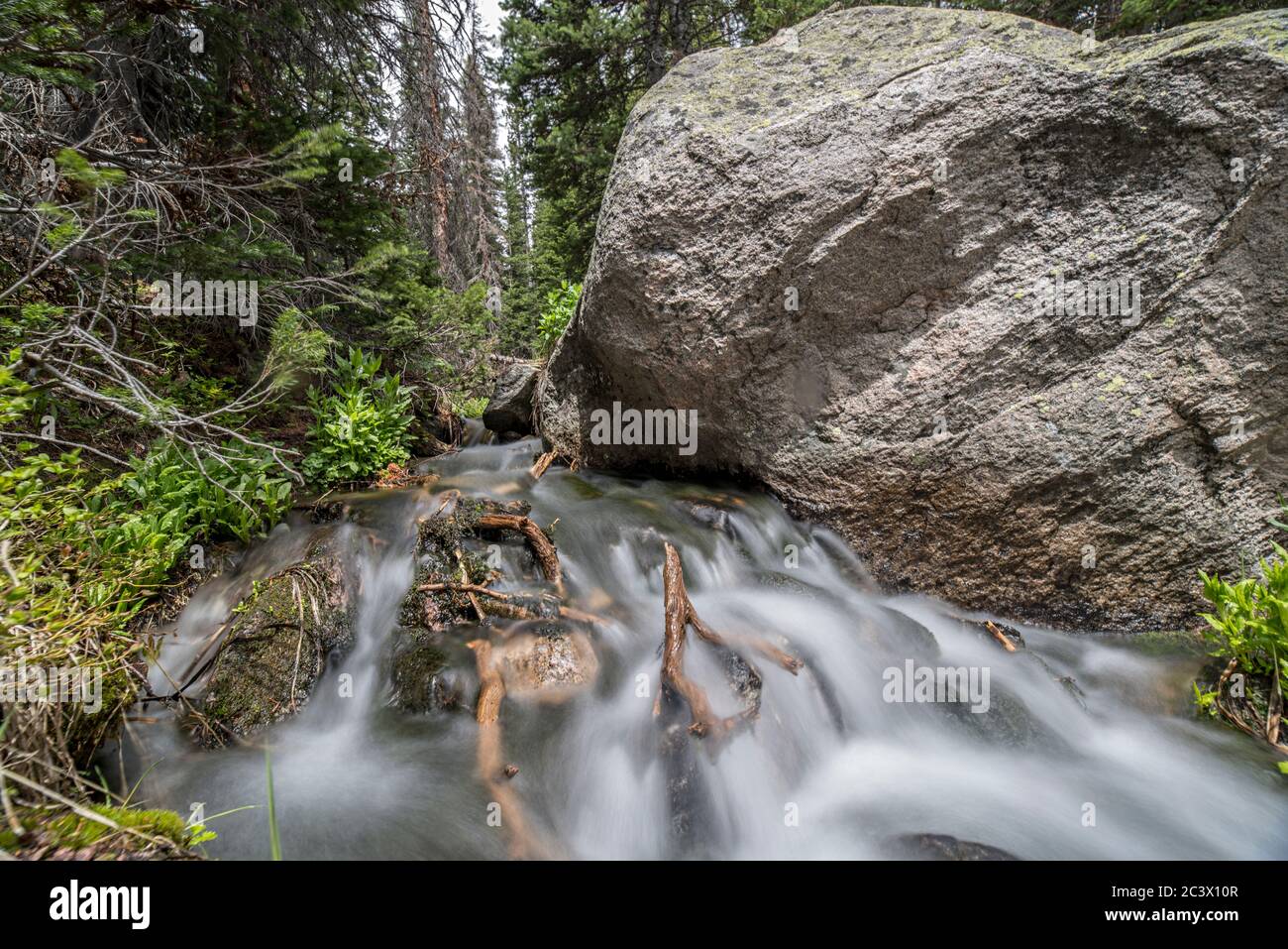 Cascata effimera a Chaos Creek sul Lake Haiyaha Trail, Rocky Mountain National Park, Colorado Foto Stock