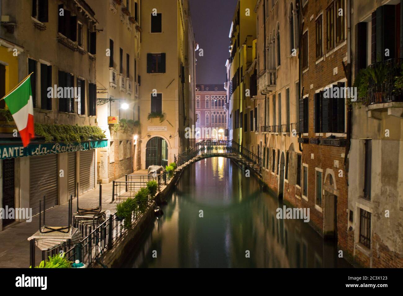 Vista sul canale della città vecchia di notte, Venezia, Italia Foto Stock