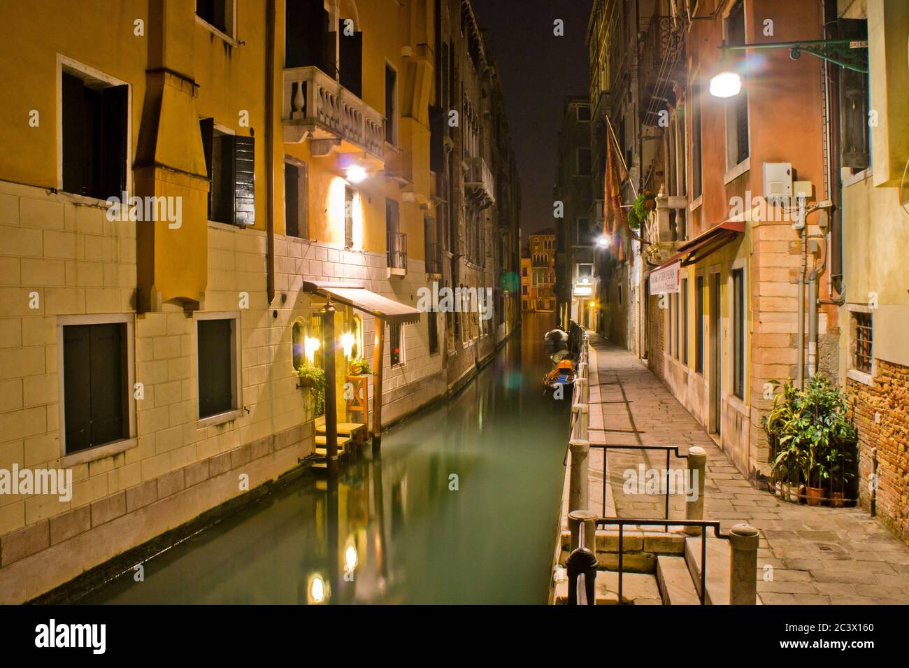 Vista sul canale della città vecchia di notte, Venezia, Italia Foto Stock