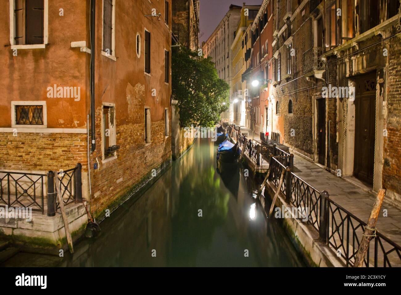 Vista sul canale della città vecchia di notte, Venezia, Italia Foto Stock