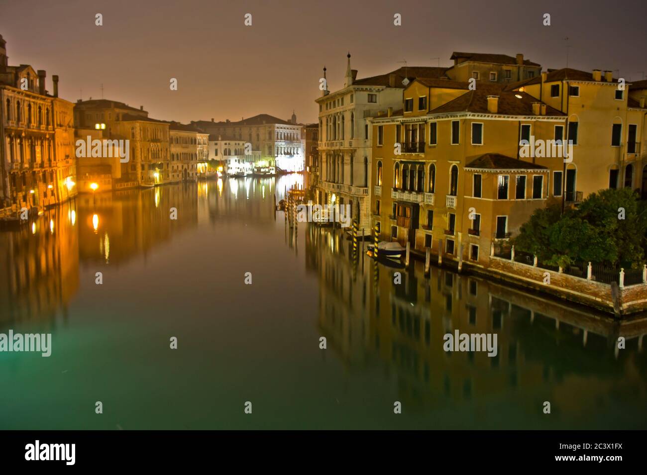 Vista sul Canal Grande della città vecchia di notte, Venezia, Italia Foto Stock