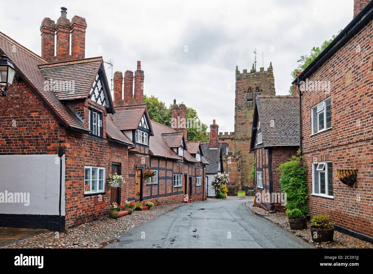 16 ° secolo di grado 11 case elencate nella strada principale del villaggio di grande budworth a cheshire, inghilterra Foto Stock